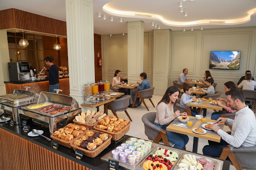 Un cadre chaleureux pour vos repas - FAHO Hôtel Rabat | Hôtel Quartier Hassan